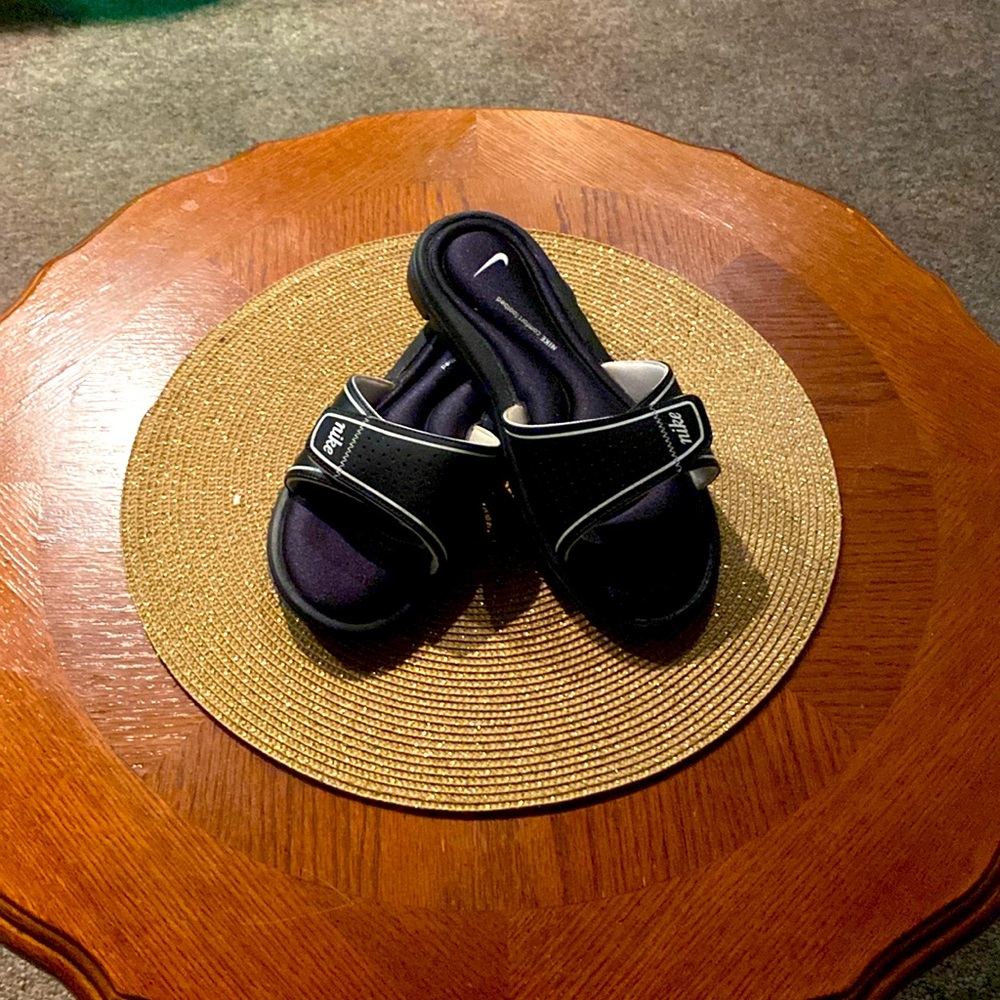 Nike slide, women’s size 9, gently used.